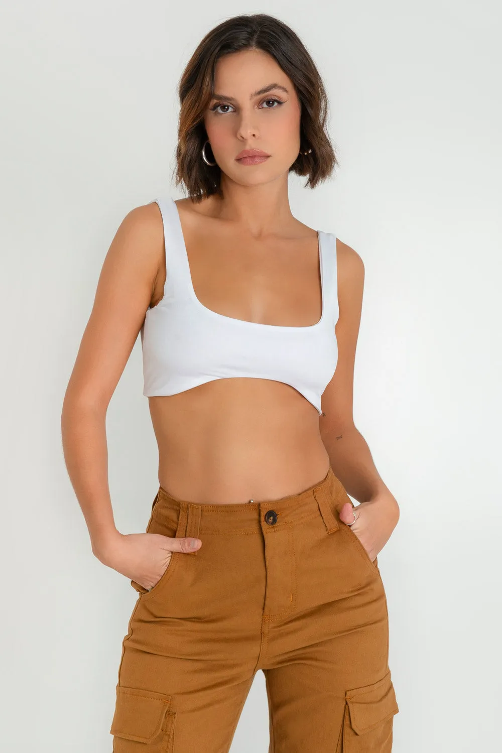 Crop top ajustado de tirantes bajo curveado