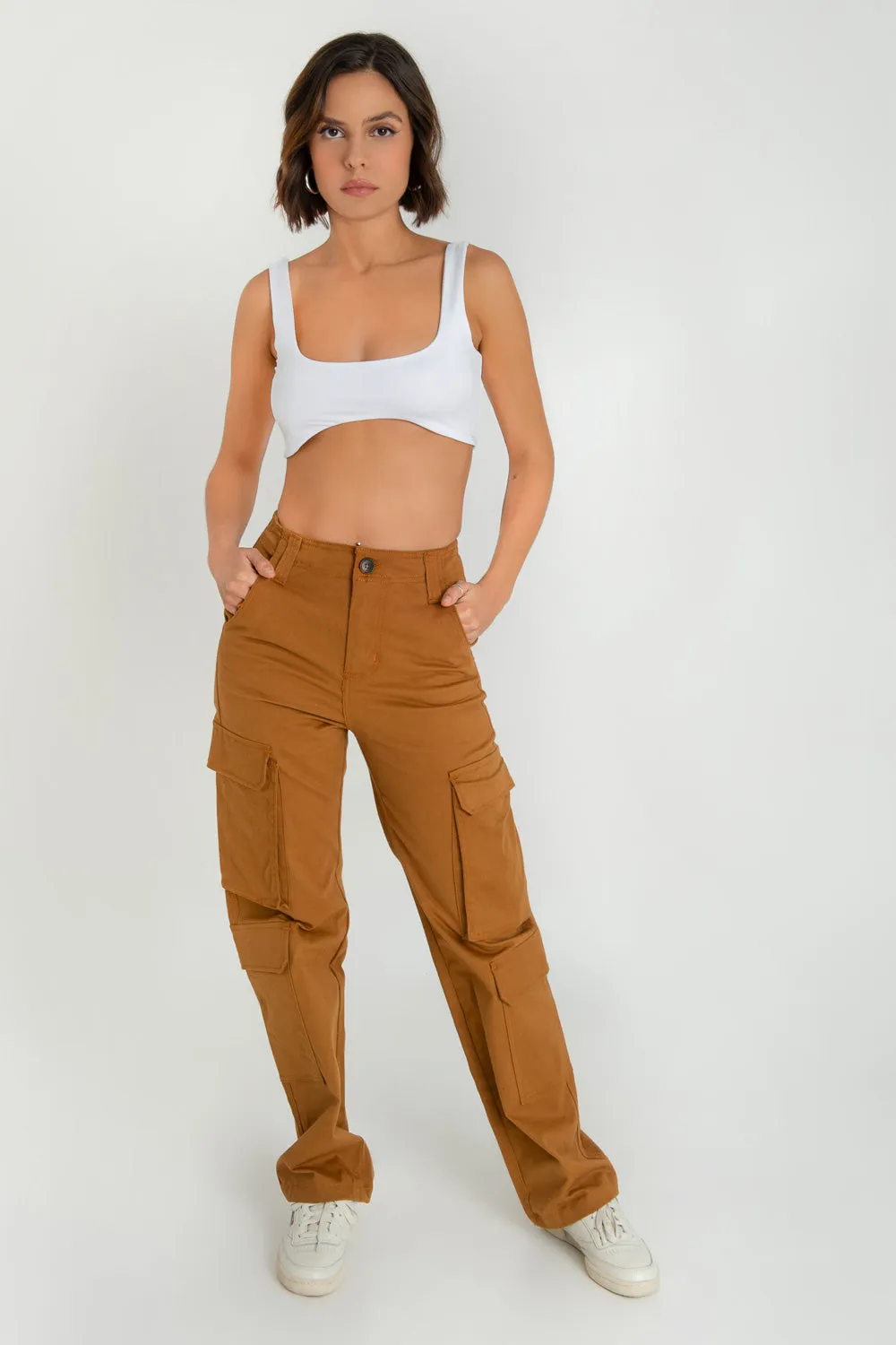 Crop top ajustado de tirantes bajo curveado