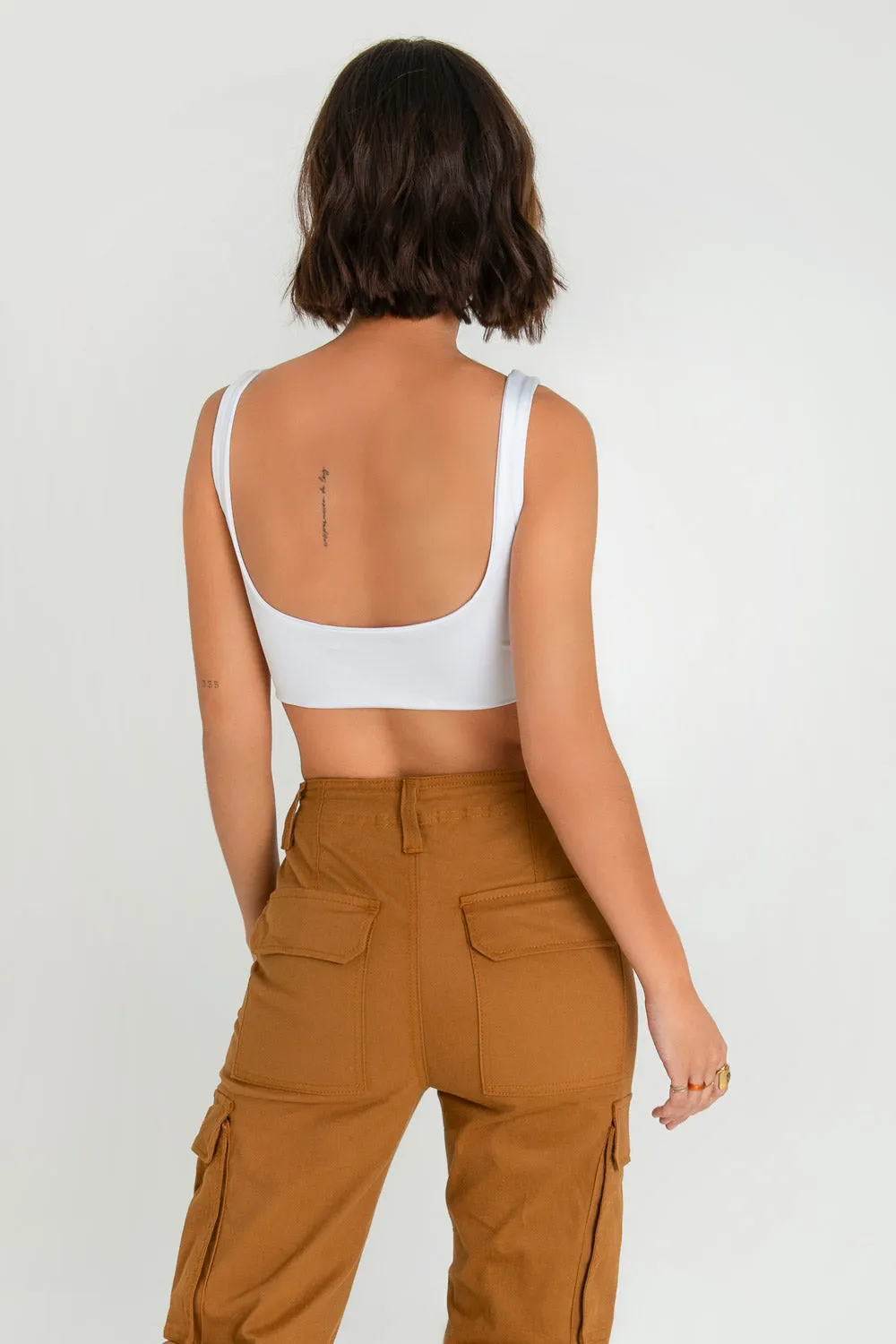 Crop top ajustado de tirantes bajo curveado