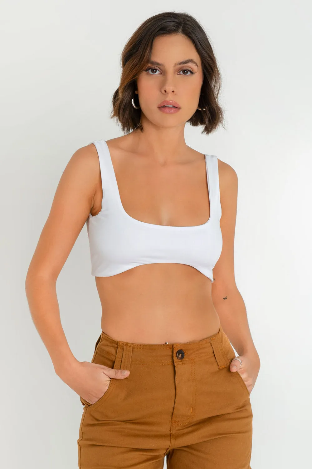 Crop top ajustado de tirantes bajo curveado