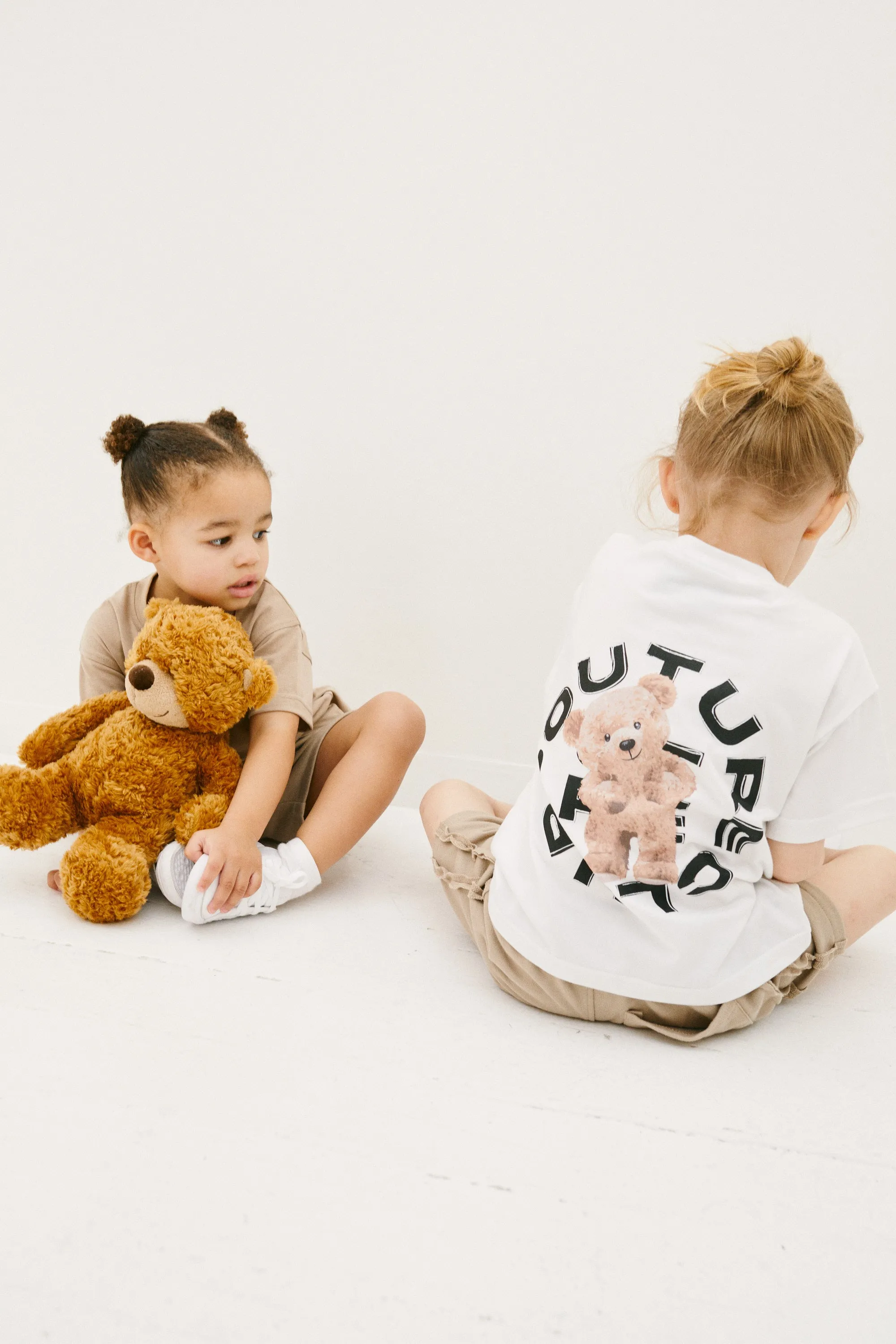 KIDS CIRCLE GRAPHIC TEDDY T-SHIRT - WHITE