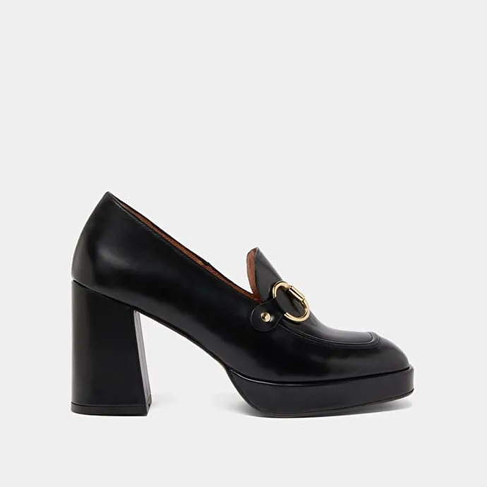 Loafer with heels and bites in black shiny leather