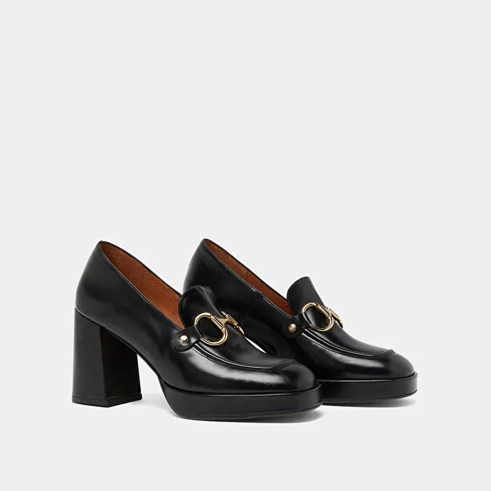 Loafer with heels and bites in black shiny leather