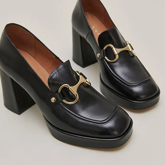 Loafer with heels and bites in black shiny leather