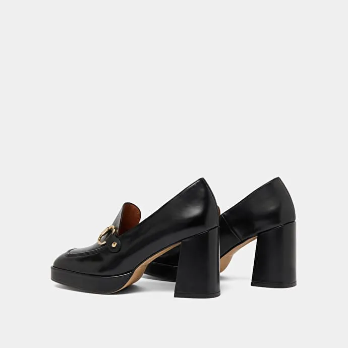 Loafer with heels and bites in black shiny leather